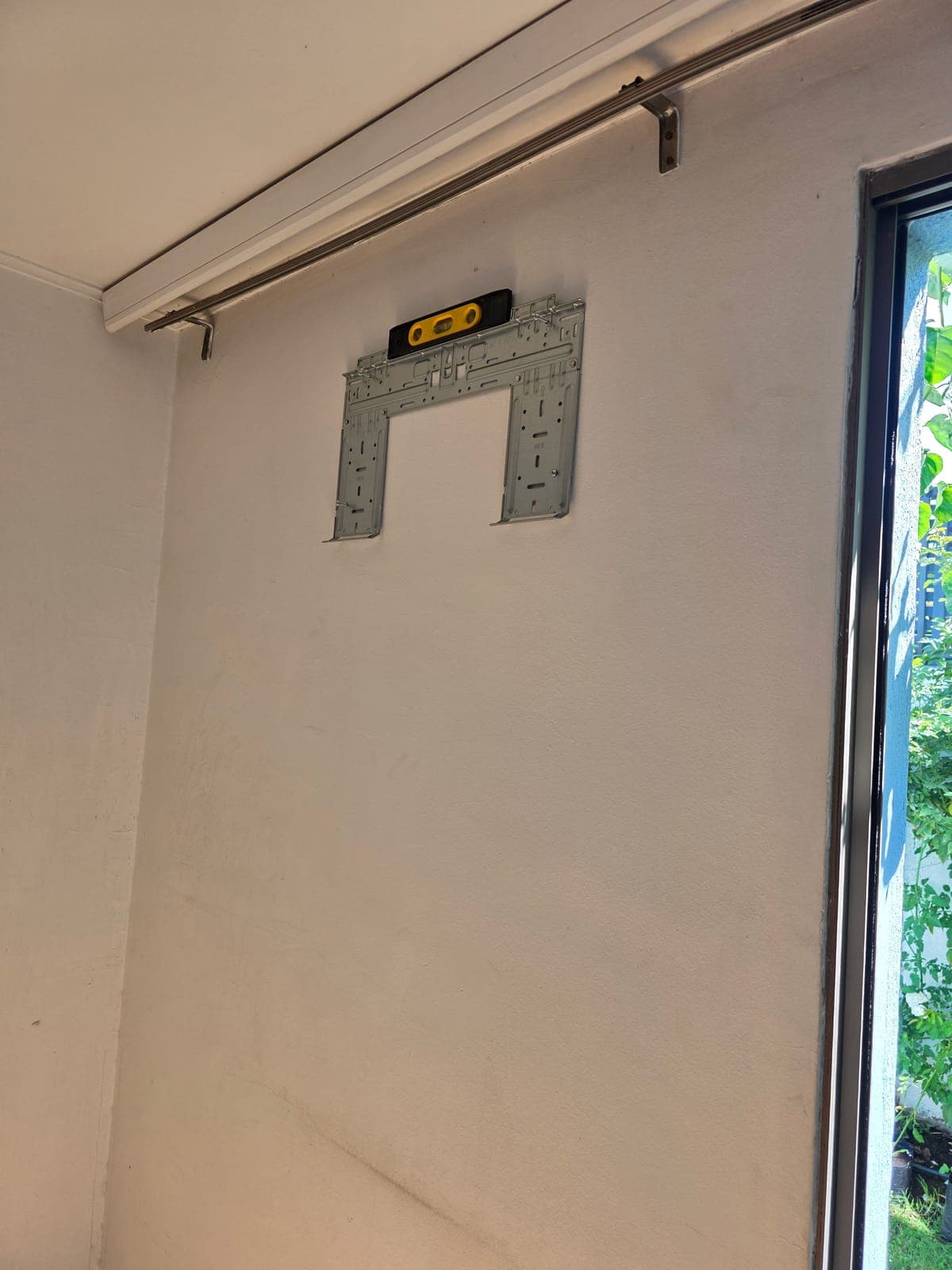 Soporte de la unidad interior montado en el muro, con nivel encima