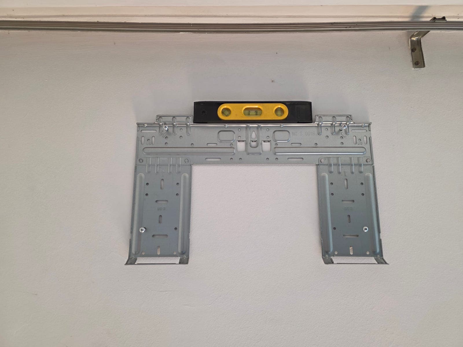 Soporte de la unidad interior nivelado, listo para montar el equipo