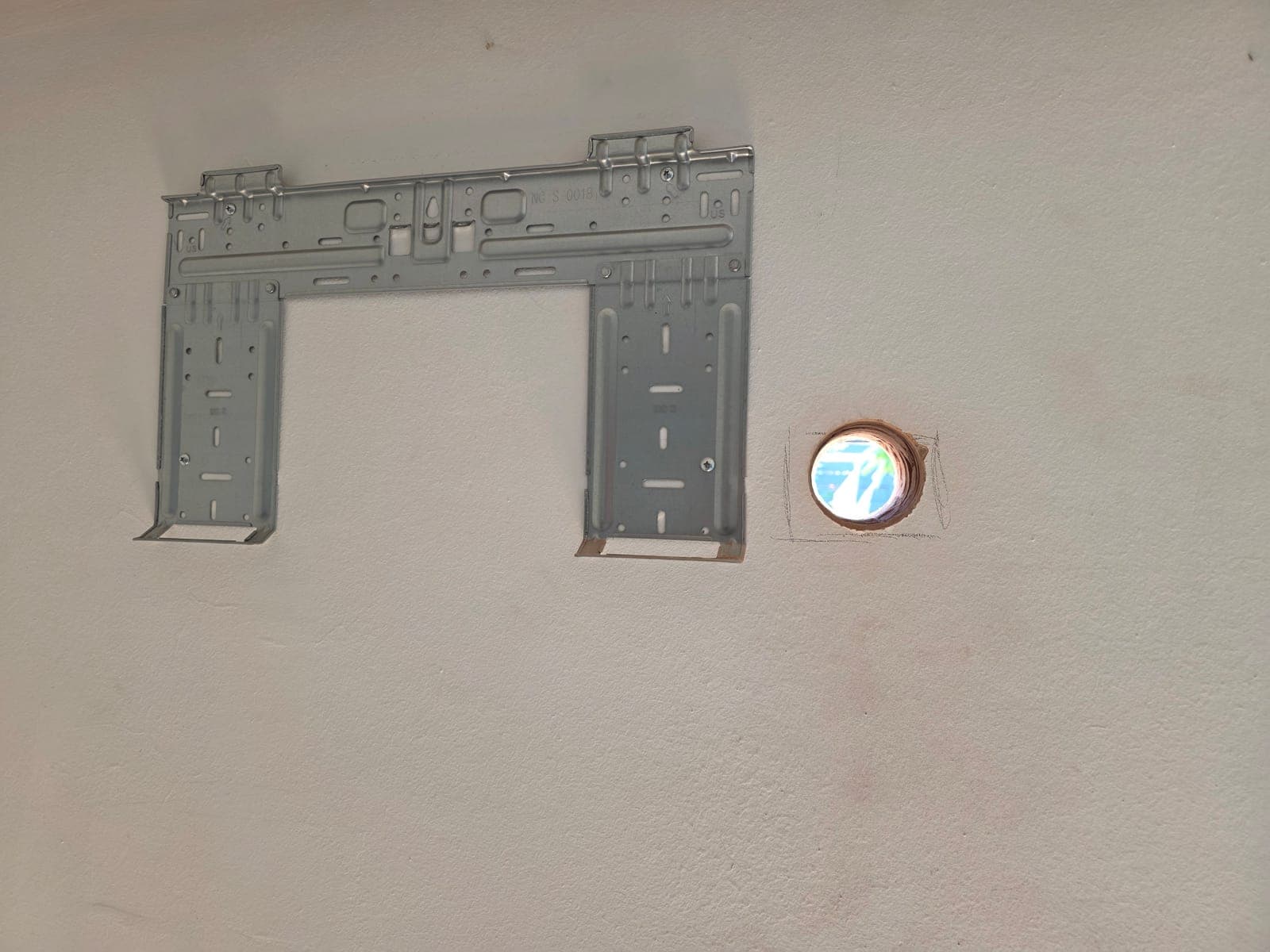 Soporte interior y perforación en el muro para el paso de cañerías