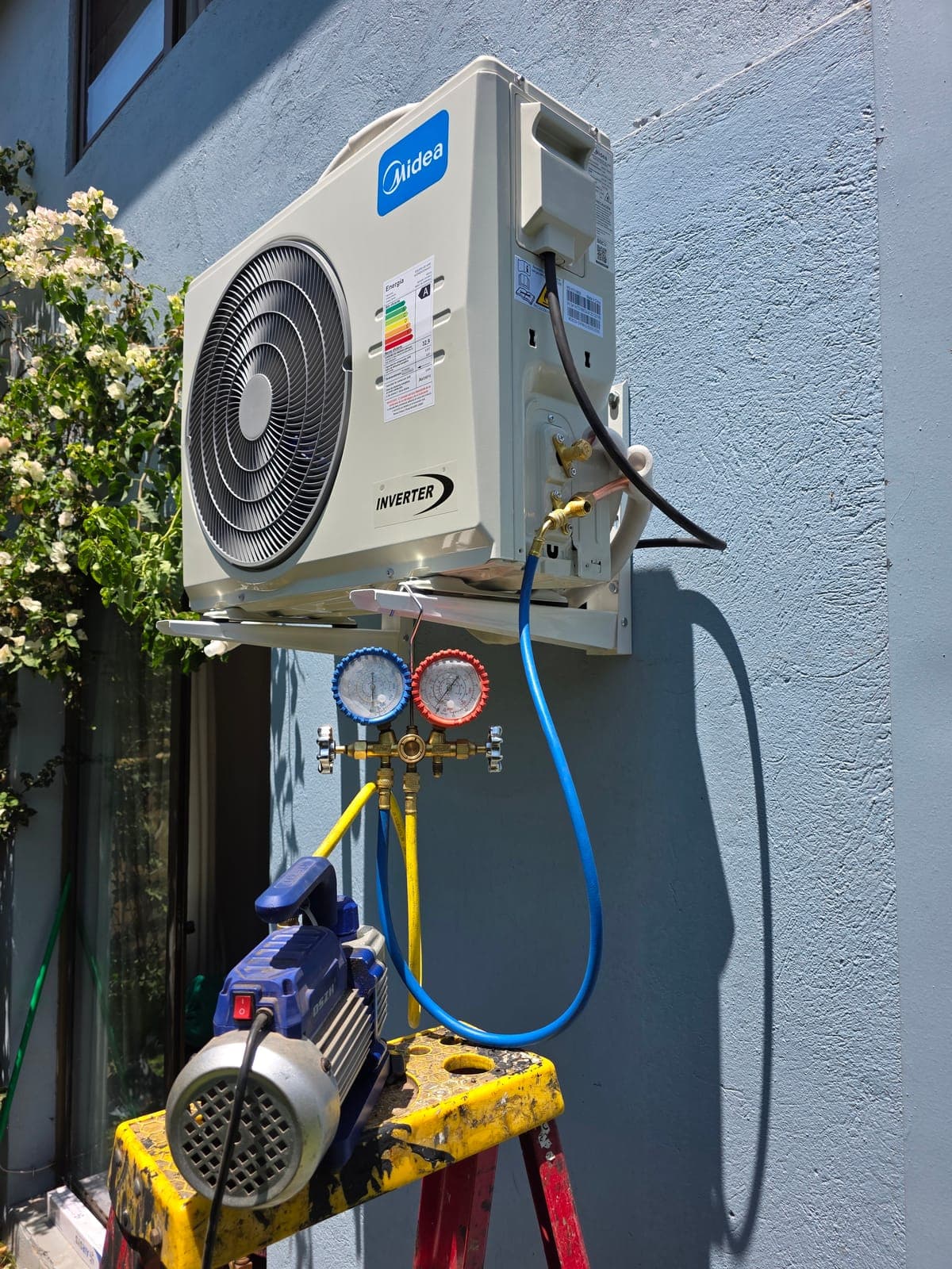 Vacío del sistema con bomba de vacío y manómetros conectados a la unidad exterior