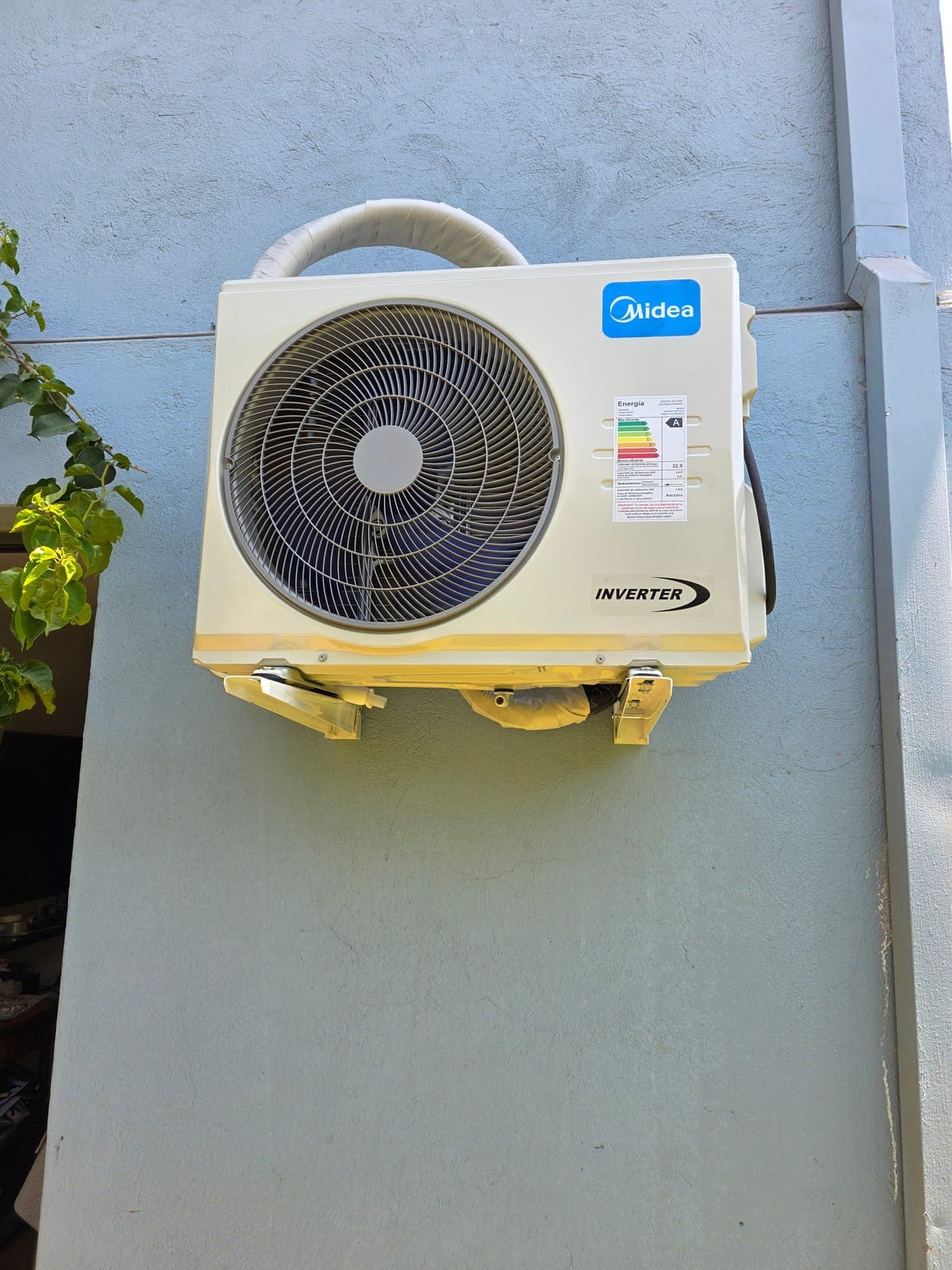Unidad exterior Midea Inverter ya instalada, trabajo terminado