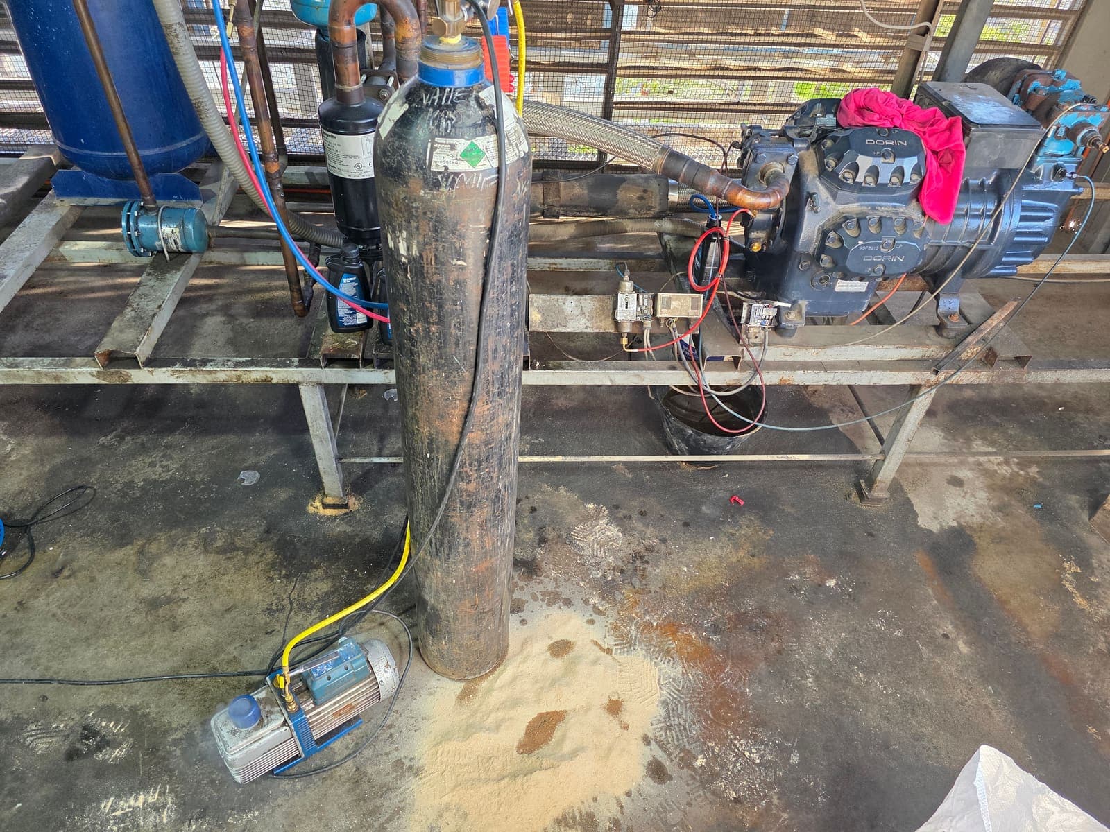 Bomba de vacío y cilindro de nitrógeno conectados al sistema