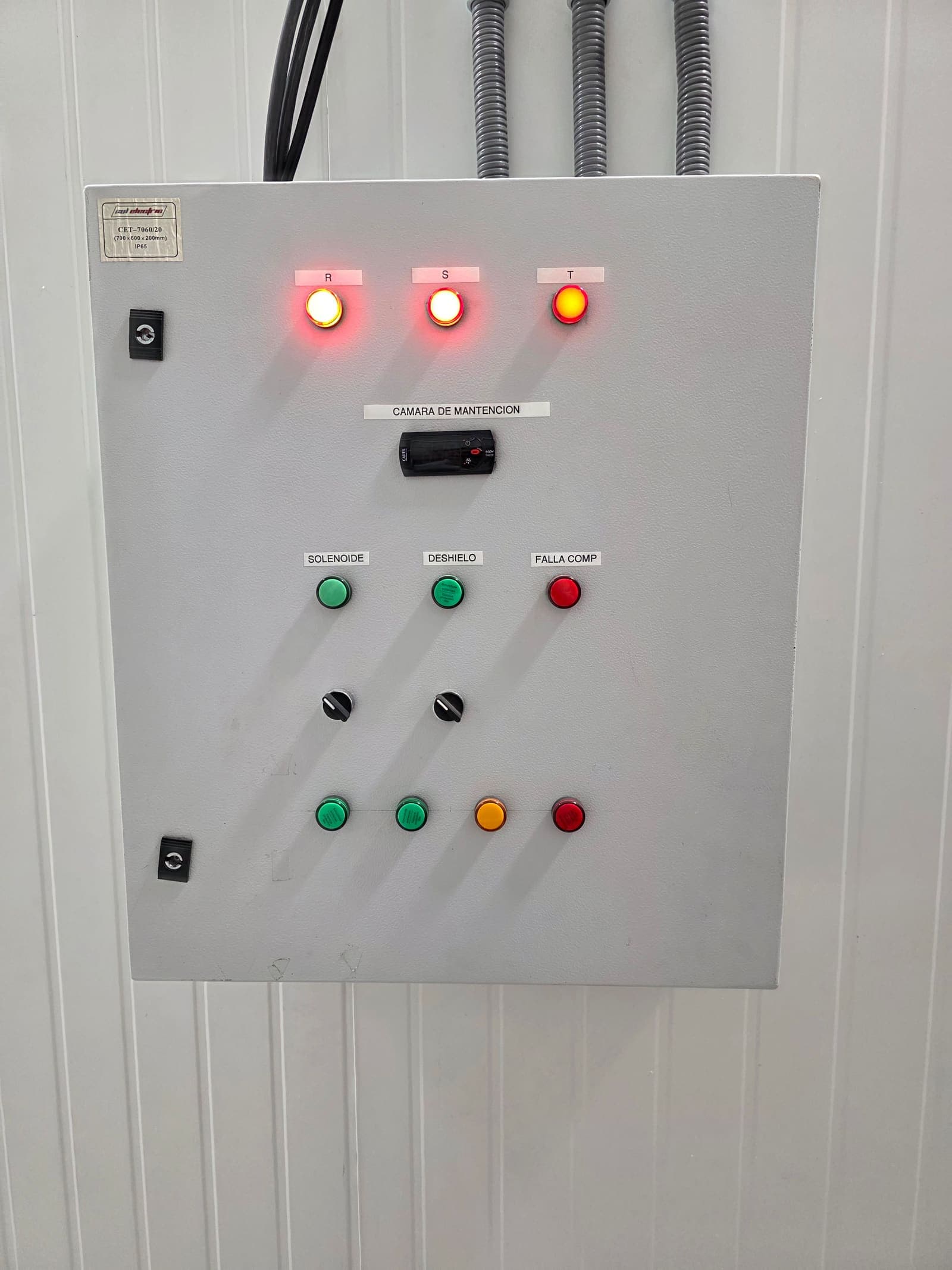 Panel de control de la cámara de mantención con controlador y luces de estado