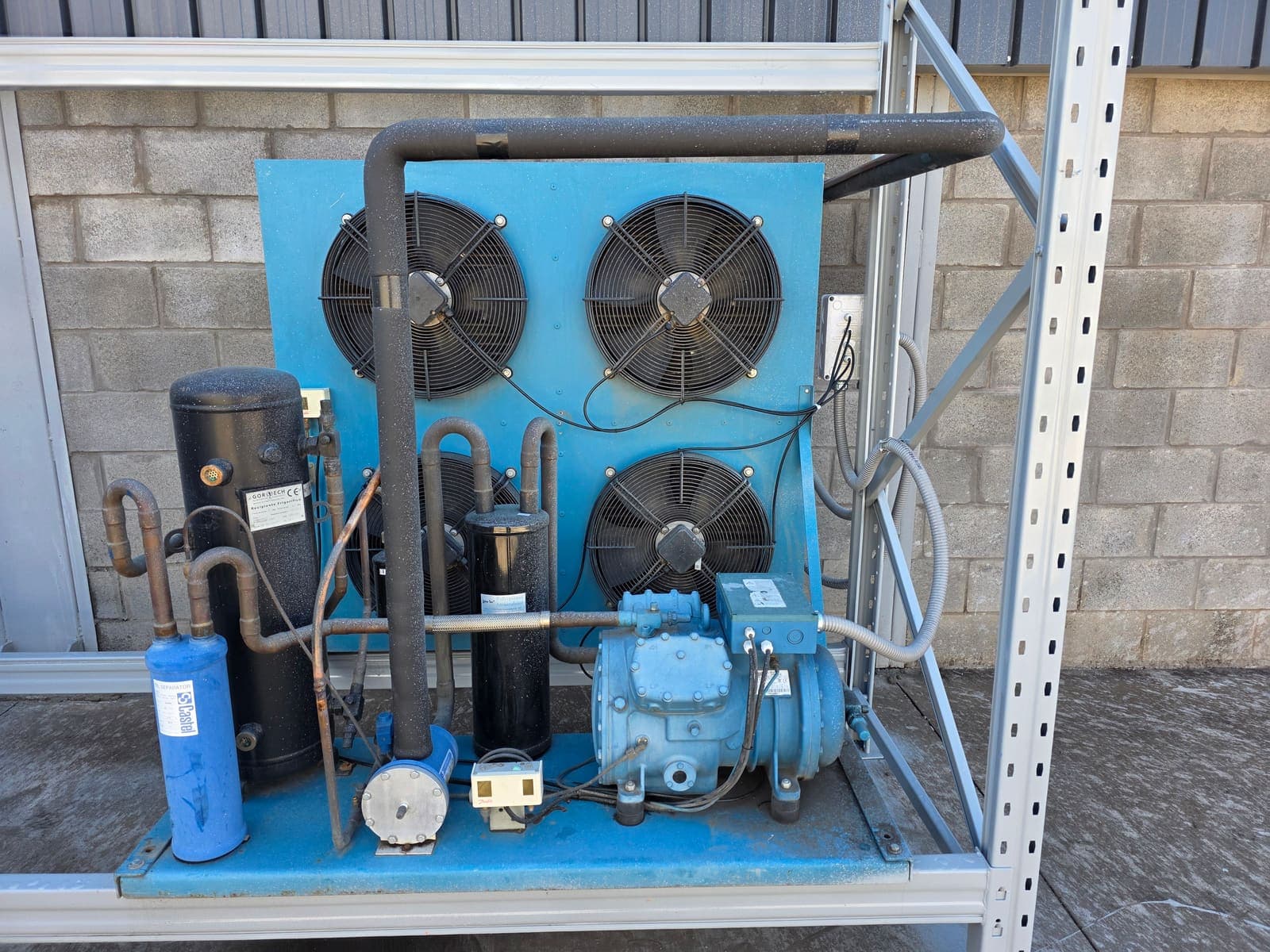 Unidad condensadora de cuatro ventiladores ya instalada