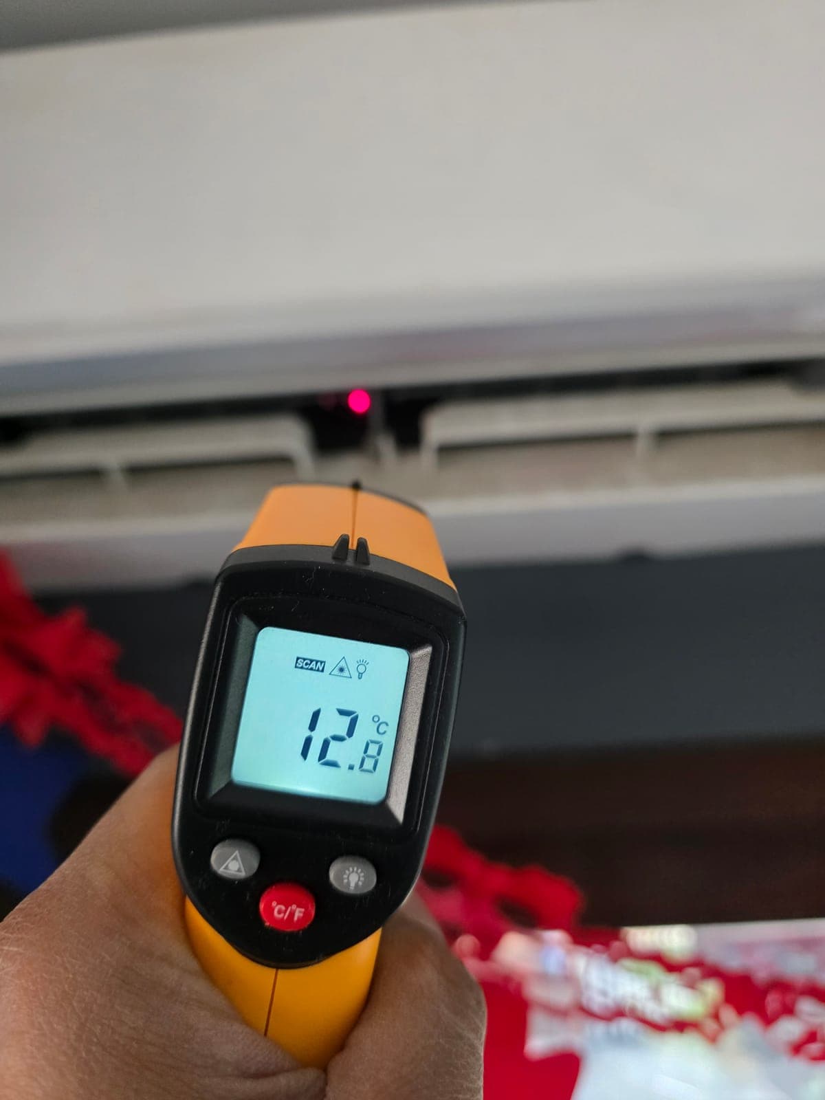 Medición con pirómetro en la salida del equipo antes de la mantención, 12,8 °C