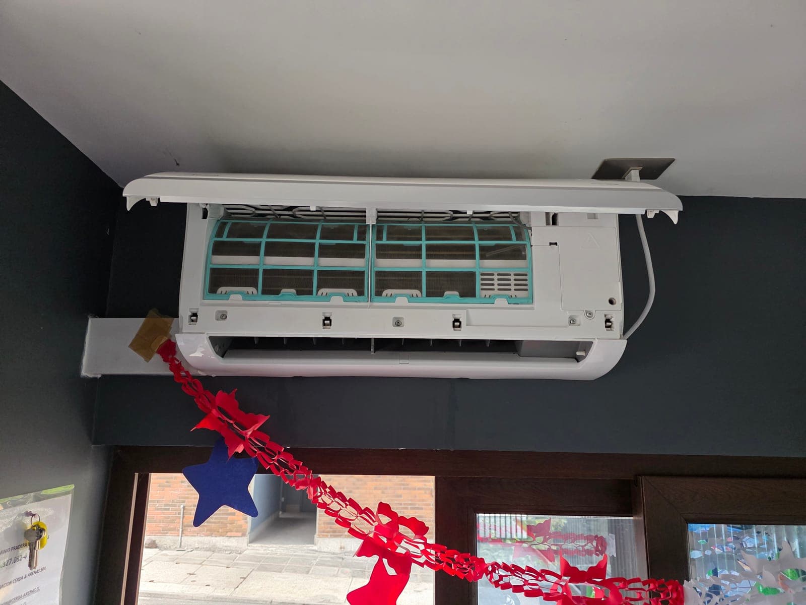 Limpieza del motor del ventilador de la unidad exterior