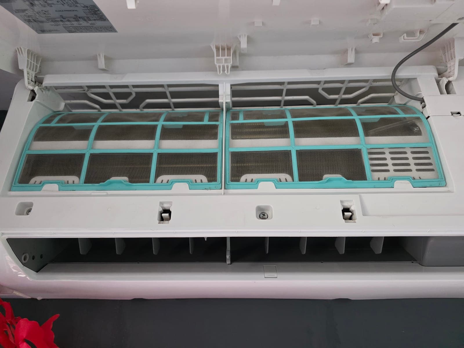 Filtro de la unidad interior ya limpio, con el panel abierto