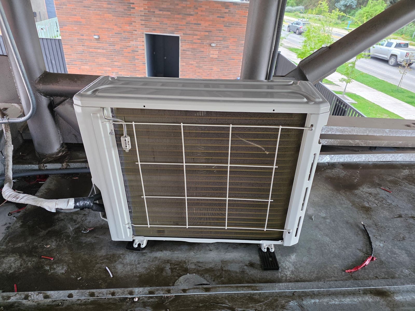 Unidad exterior ya limpia e instalada, mantención terminada